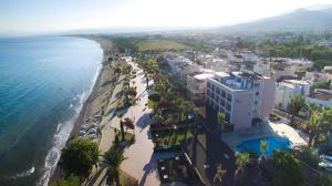 uma vista aérea de uma praia com edifícios e o oceano em Holiday Hotel em Kusadası
