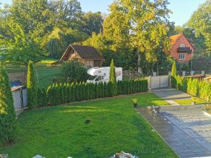 einen Garten mit einem Wohnwagen im Hintergrund in der Unterkunft Ferienwohnung DG in Altenkunstadt