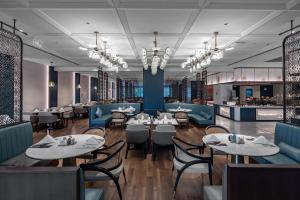 a rendering of a restaurant with tables and chairs at Hangzhou Junsun Luxury Hotel in Hangzhou