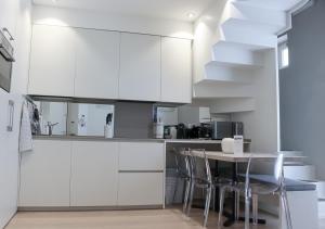 Kuchyň nebo kuchyňský kout v ubytování BMP APARTMENT ATMOSPHERE 1 CENTRALE con GARAGE