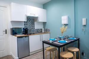 een keuken met een tafel en stoelen in een kamer bij Appartements de caractère centre - WIFI - PARKING in Niort