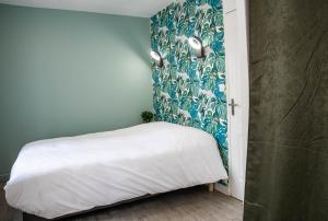 een kamer met een bed en een blauwe muur bij Appartements de caractère centre - WIFI - PARKING in Niort