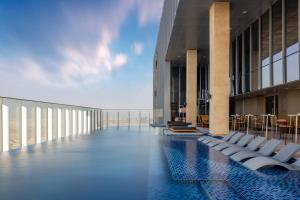 Bazen u ili blizu objekta Manzil - Luxury 3BR in Taj Residencies with Golf Course and Dubai Skylines Views
