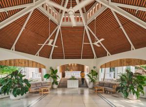un vestíbulo abierto con techos y plantas de madera en Fleur de Lys Resort & Spa Long Hai, en Long Hai