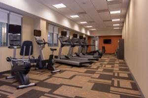 una sala de fitness con cintas de correr y máquinas de ejercicio cardiovascular en Courtyard by Marriott Raleigh-Durham Airport/Brier Creek en Raleigh