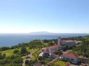 una vista aerea di un edificio con l'oceano sullo sfondo di Kawana Hotel a Ito