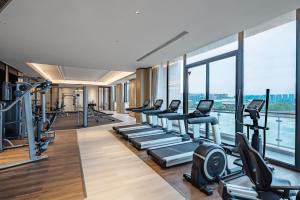 einen Fitnessraum mit Laufbändern und Crosstrainern in der Unterkunft Hangzhou Junsun Luxury Hotel in Hangzhou