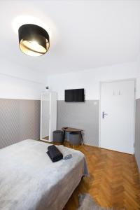 sypialnia z dużym łóżkiem i lampką w obiekcie ClickTheFlat Muranów Apart Rooms w Warszawie