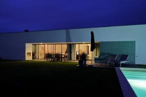 een huis met een zwembad in de tuin 's nachts bij Vila D`Obidos in Casal da Lagoa Seca
