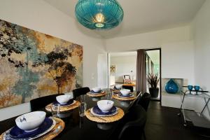 een eetkamer met een tafel met kommen en borden bij Vila D`Obidos in Casal da Lagoa Seca