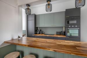 une cuisine avec un comptoir en bois dans une pièce dans l'établissement Maison de ville pour 7 dans la ville haute de Pornic, à Pornic