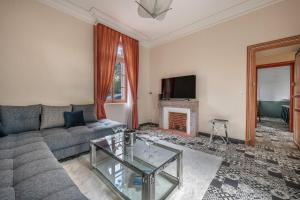 un salon avec un canapé et une cheminée dans l'établissement Maison de ville pour 7 dans la ville haute de Pornic, à Pornic