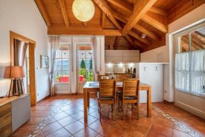 a kitchen and dining room with a table and chairs at Weingut Lieselehof Apt Rosengarten in Caldaro