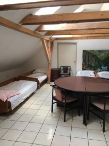 ヴァーチにあるGöncölházのベッド2台とテーブルが備わる部屋
