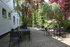 eine Gruppe von Tischen und Stühlen auf einer Terrasse in der Unterkunft Historisches Hotel Rathaus in Lautenthal