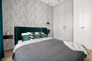 Postel nebo postele na pokoji v ubytování Enjoy Downtown Boutique Apartments #13 by Goodnite cz