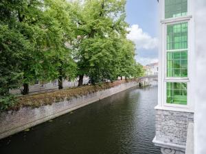 una ventana con vistas al río en Hotel Ter Brughe by CW Hotel Collection, en Brujas