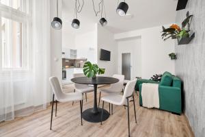 Posezení v ubytování Enjoy Downtown Boutique Apartments #13 by Goodnite cz