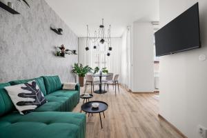 TV a/nebo společenská místnost v ubytování Enjoy Downtown Boutique Apartments #13 by Goodnite cz