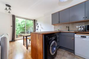 a kitchen with a washer and dryer in it at The Wapping Villas in London