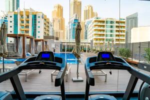 basen z dwoma bieżniami i miasto w obiekcie Astonishing Marina & sea view modern apartment w Dubaju