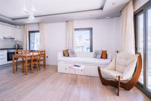 een woonkamer met een witte bank en een tafel bij Chic Flat w Balcony 3 min to Beach in Bodrum in Bodrum City
