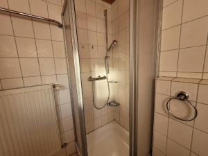 e bagno con doccia e vasca con doccia. di Gästehaus Josefine a Lam