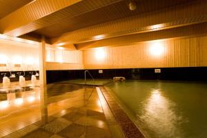 una piscina vuota in un edificio con piscina di Oyado Kinkiyu Annex SUIKAZURA a Teshikaga