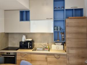 cocina con fregadero y microondas en Doxa M Apartments, en Herceg-Novi