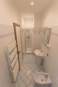 een badkamer met een wastafel, een toilet en een douche bij Amalia Apartment Via La Farina in Florence