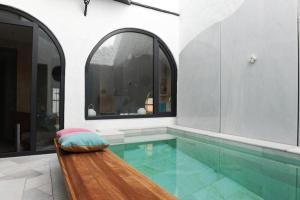 贝赫尔-德拉弗龙特拉Casa Luz by Vintage Travel的一座房子里一个带木凳的游泳池