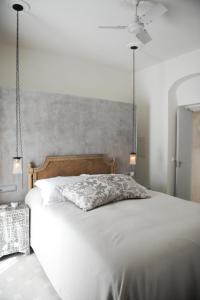 贝赫尔-德拉弗龙特拉Casa Luz by Vintage Travel的一间卧室配有白色床和两盏灯 更多30张照片