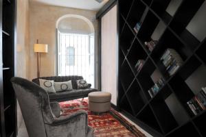 贝赫尔-德拉弗龙特拉Casa Luz by Vintage Travel的有两把椅子和一张沙发的客厅