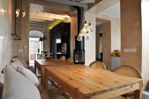 贝赫尔-德拉弗龙特拉Casa Luz by Vintage Travel的配有木桌椅的餐厅