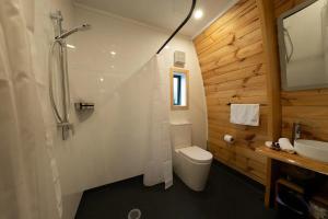 Koupelna v ubytování Benger Garden Chalets + 37 fotografií