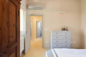 1 dormitorio con cama blanca y vestidor en Wp Relais apartments, en Diso