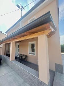 ein Haus mit einer Terrasse mit einem Tisch darauf in der Unterkunft ZARA APARTMENTS in Koper