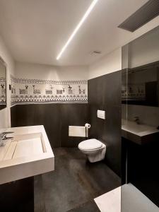 Domo s'Altura في بورتو روتوندو: حمام به مرحاض أبيض ومغسلة