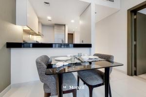 Kuchyň nebo kuchyňský kout v ubytování Manzil - Luxurious 1BR Waterfront Apartment at DAMAC Maison Prive with Burj Views + 4 fotografie