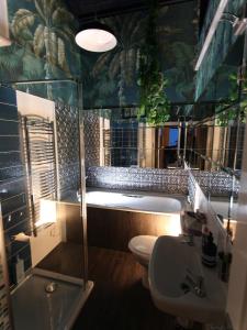 y baño con bañera, aseo y lavamanos. en The Regency Studio - Stunning Seaview, en Worthing