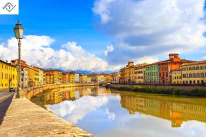 uitzicht op een rivier in een stad met gebouwen bij Appartamento Orsini in Pisa