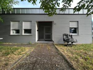 einer Bank, die vor einem Gebäude sitzt in der Unterkunft Timeless: Einfache 2 Zimmer Wohnung in Ludwigsburg in Ludwigsburg