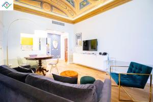 een woonkamer met een bank en een tafel bij Appartamento Orsini in Pisa