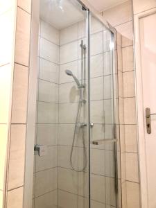 y baño con ducha y puerta de cristal. en La rocaille du château en Gréoux-les-Bains