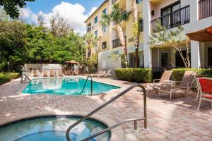 einen Pool im Innenhof eines Gebäudes in der Unterkunft Courtyard by Marriott Fort Lauderdale Coral Springs in Coral Springs