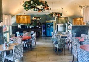 杜什尼基-兹德鲁伊Ski&Spa Zieleniec的餐厅里有桌椅的餐厅