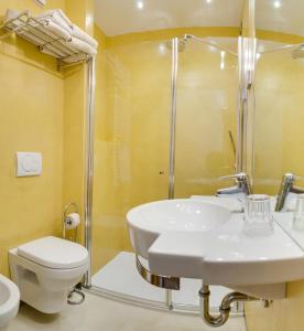 W łazience znajduje się umywalka, toaleta i prysznic. w obiekcie B&B Il Sorriso Dei Nonni w mieście Pracorno di Rabbi