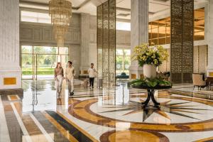 a lobby with people walking in a building at Sheraton Phu Quoc Long Beach Resort in Phú Quốc