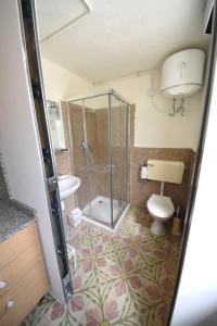 un bagno con doccia, WC e lavandino di Senglea medieval house a Senglea Altre 37 foto