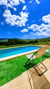 una piscina sul tetto di una casa di Casa Rural Cal Martí a El Pla de Manlleu